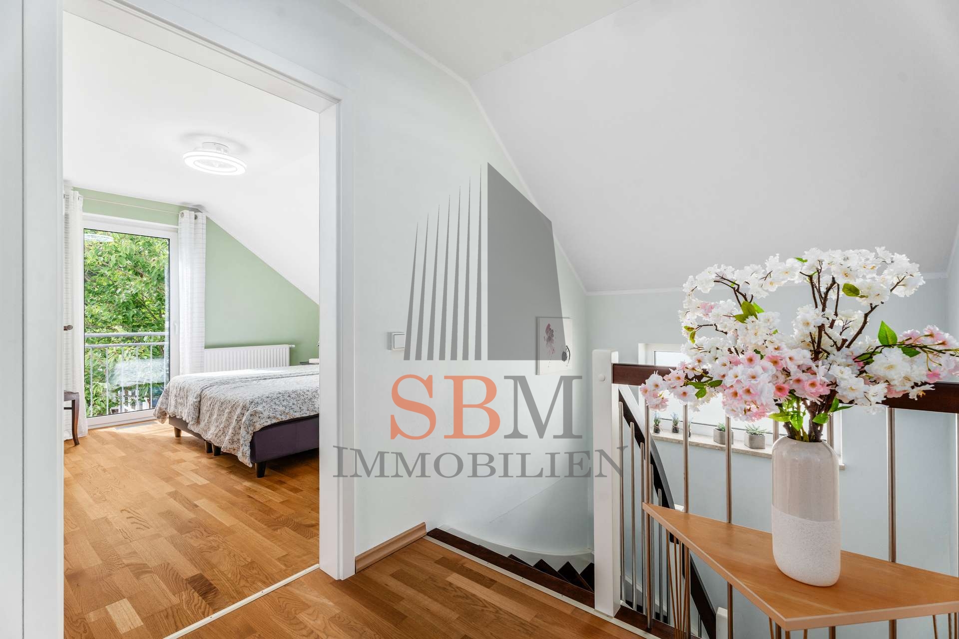 Familiendomizil im modernen Stil mit charmantem Garten und Top-Anbindung - Flur, Schlafzimmer